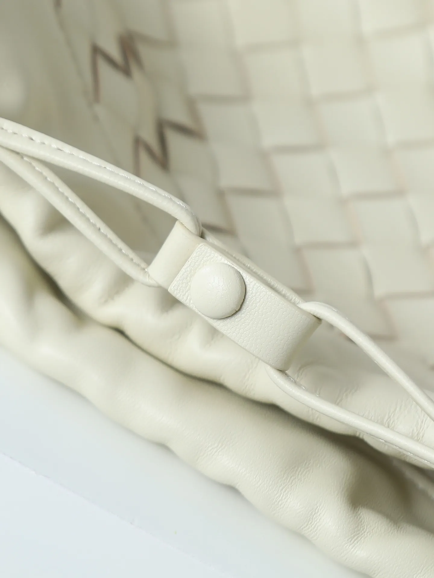 p1600. BOTTEGA VENETA 2025 new women's Dustbag Notte clutch. Dustbag, which has been very popular since its launch, has a chain clause! ! The hand-carrying method is reminiscent of the classic bag type Pouch , light and elegant, the retained drawstring design can be used as a bag, and the chain is longer, which is very suitable for sisters who like to carry their hands cross-body with their hands free. No matter which way you carry it, you can change the way you carry it according to the occasion and your mood of the day, which can make the overall outfit more fashionable🪄🪄The body of the bag has also been widened. It is the rainy season and the weather is hot, so it can easily accommodate small umbrellas and water bottles. The interior is made of nylon, which is light and comfortable to carry, and is very suitable for summer use. Style number: 839394 Size: 33*19*8cm